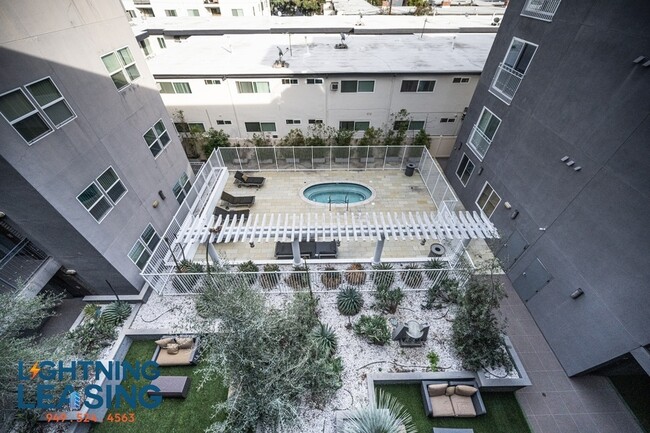 Building Photo - Spacious and stylish three-bedroom with pr...