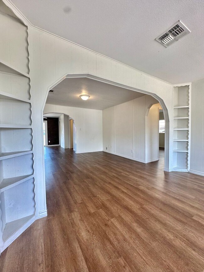 Foto del edificio - 4 Bedroom w/ Bonus Room Available to Lease!!