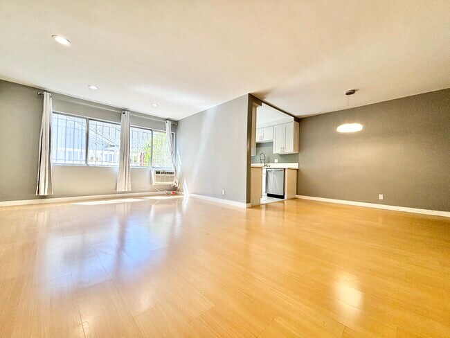 Foto del edificio - 7607 Norton Ave