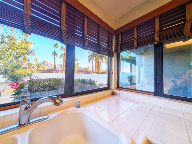 Vistas panorámicas desde la cocina y la sala de estar. - 45390 Driftwood Dr