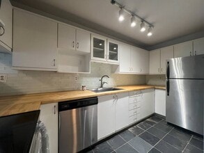 Building Photo - 910 W 8th Ave