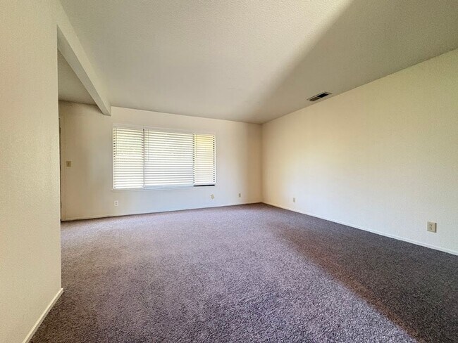 Foto del edificio - Spacious 4 Bedroom Home in Quiet Galt Neighborhood