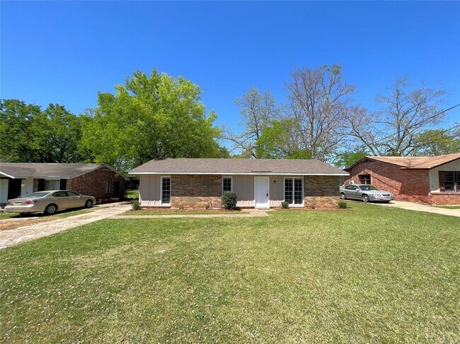 Building Photo - 641 Groveland Dr