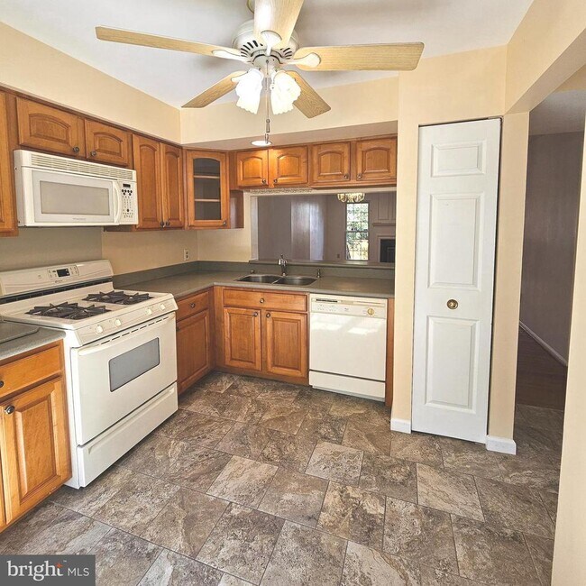 Foto del edificio - 6579 Cypress Point Rd