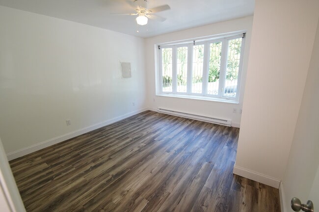 Building Photo - 409 Hermitage St