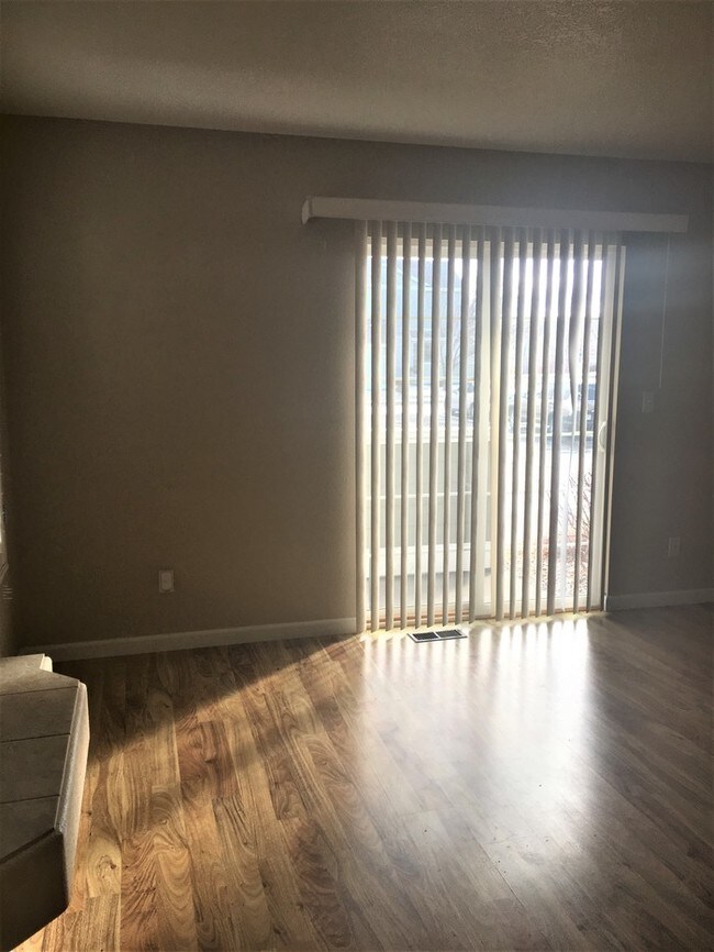 Building Photo - Lovely 3 Bedroom Townhome in Emerald Glen