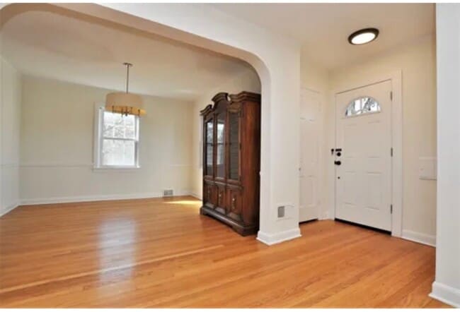 Photo - 6815 N Lowell Ave (Lincolnwood, IL) House