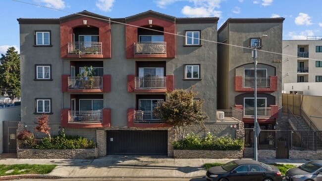 Foto del edificio - Amazing 2 Bed Condo in Noho!