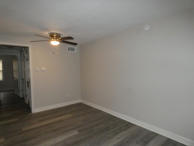 Building Photo - Updated Property in North Kansas City!