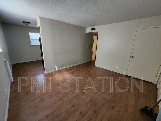 Foto del edificio - 100 E Sunrise Dr