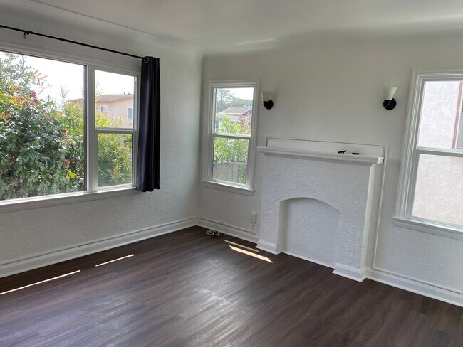 Living Room - Front Corner - 1905 S Alma St