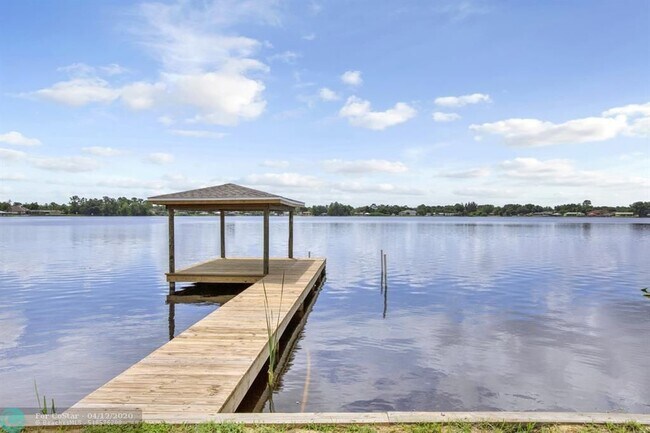 Foto del edificio - 1014 Lake Carrie Dr