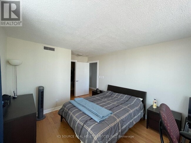 Photo du bâtiment - 16 Harrison Garden Blvd