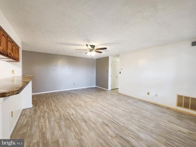 Building Photo - 13 Locust Path Ct