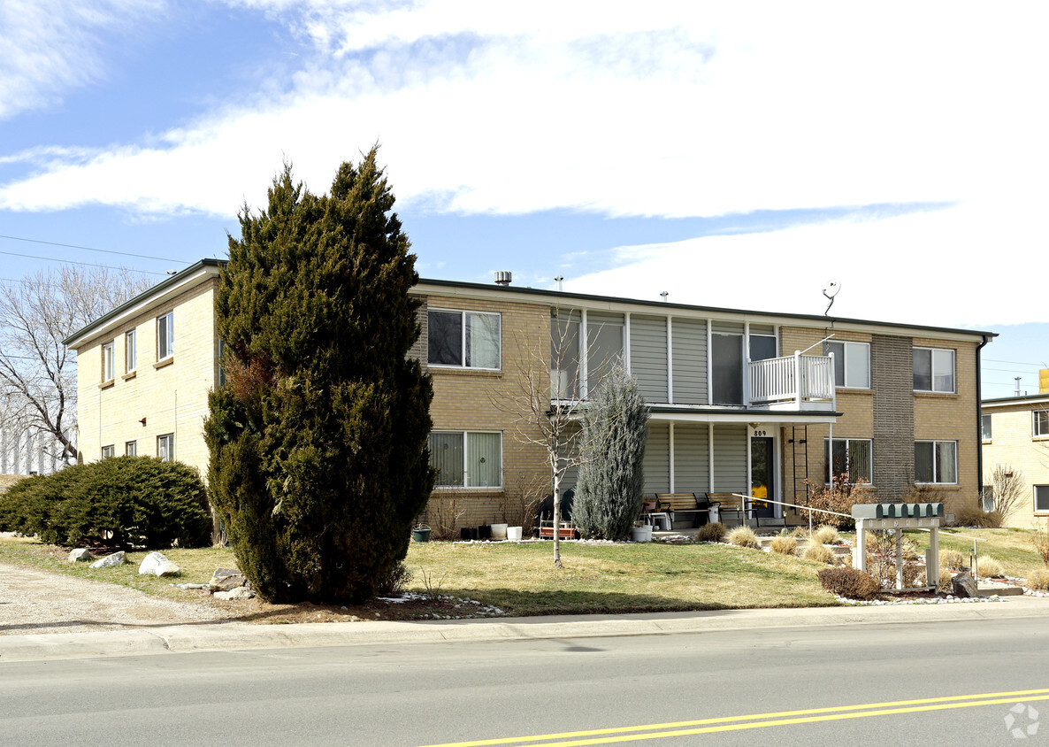 Building Photo - Oak Street Apartments