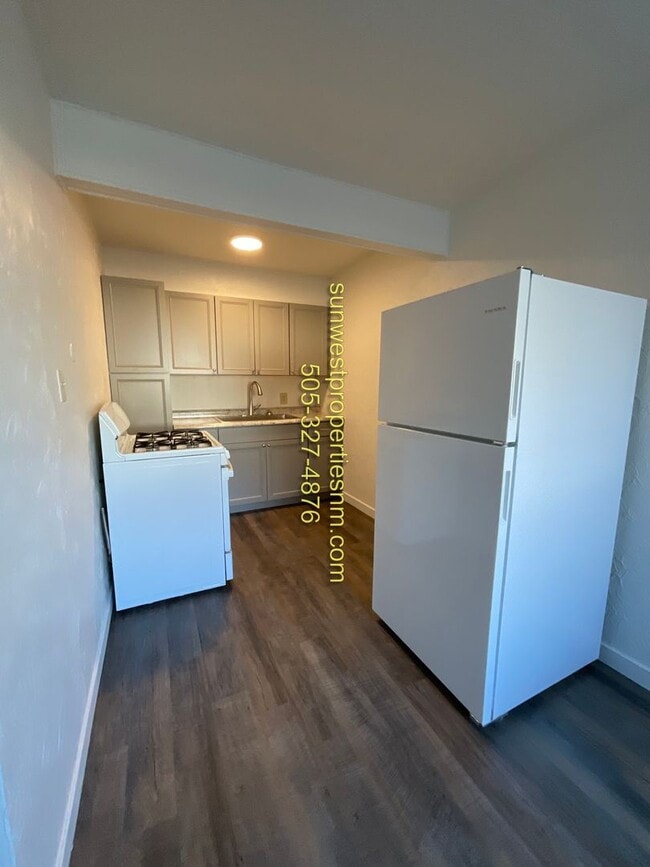 Building Photo - 710 N Orchard Ave