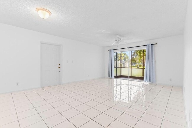 Foto del edificio - 345 W Laurel Dr