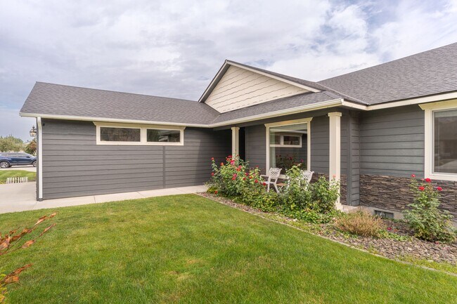 Foto del edificio - 3-bedroom, 2-bathroom home featuring an op...