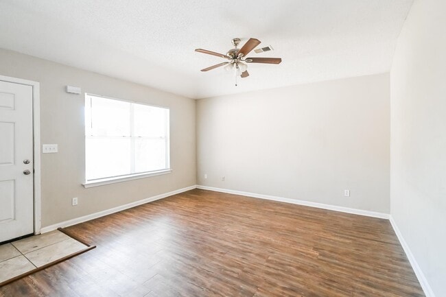 Foto del edificio - 5230 Bucksport Ln