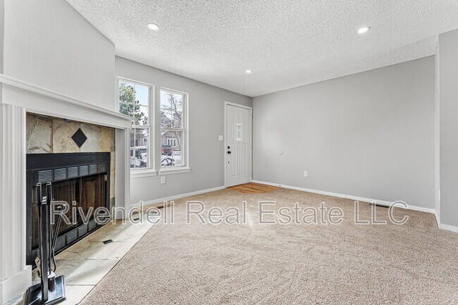 Foto del edificio - 9695 W Chatfield Ave