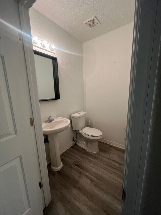 Foto del edificio - Fully Remodeled 3-Bed, 2.5-Bath Townhouse