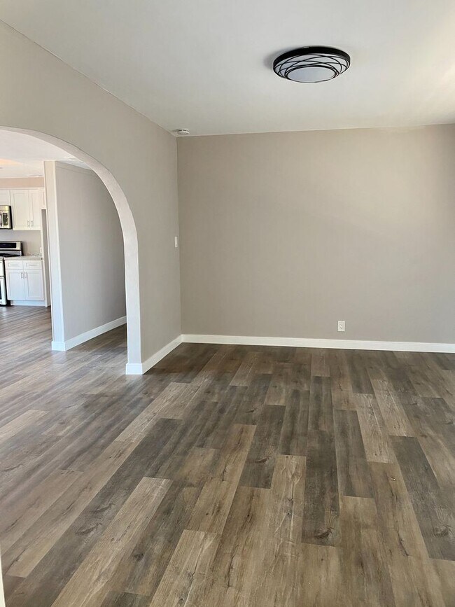 Foto del edificio - INCREDIBLE 5 BEDROOM 4 BATH HOUSE