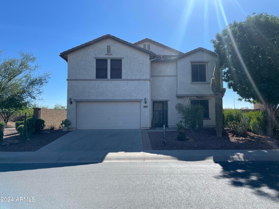 Primary Photo - 2741 N Hawthorn Dr