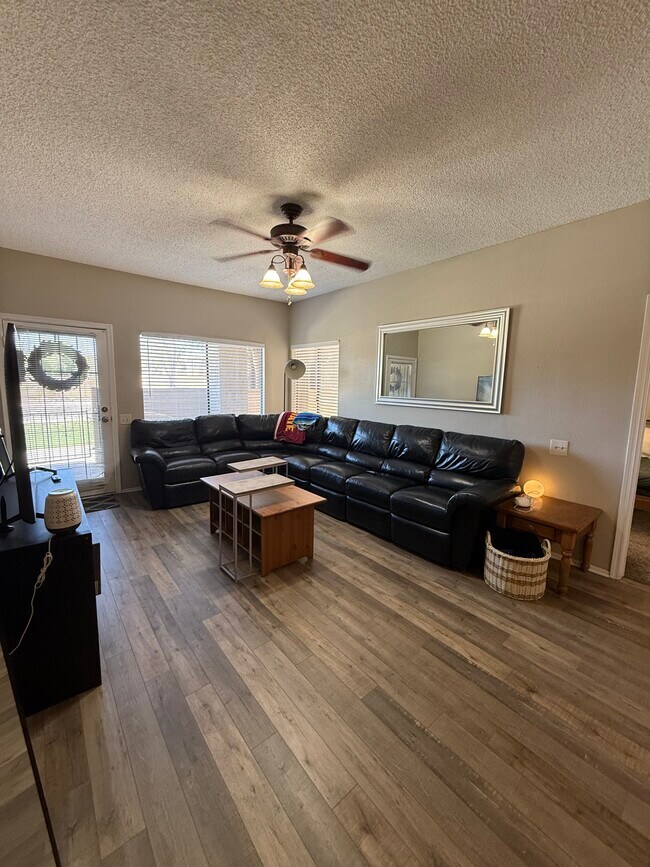 Large living area - 2035 S Elm St