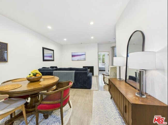 Building Photo - 2BR + 2BA Townhome in KTown/Wilshire Cente...