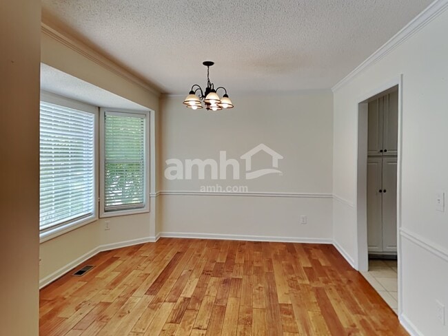 Foto del edificio - 502 Silver Maple Ln