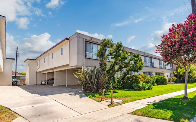 Building Photo - College Manor