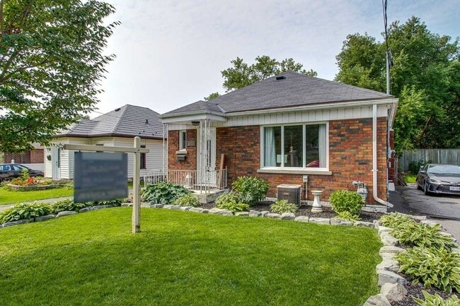 Building Photo - Modern 2 Bedroom Basement Unit– All Utilit...