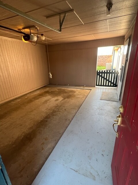 Garage - 1050 League St S