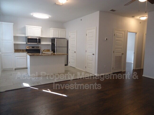 Building Photo - 401 E Ebony Ave