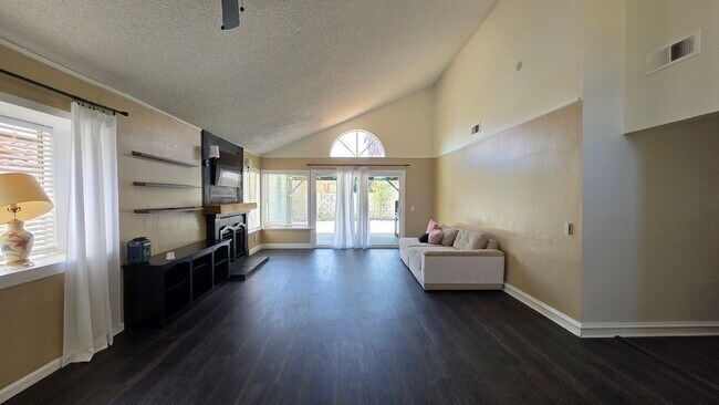 Foto del edificio - 16500 Running Deer Rd