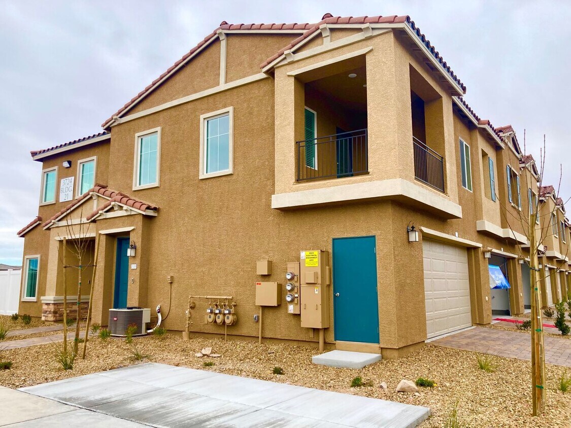 Foto principal - Spectacular new townhome in Henderson - 3 ...