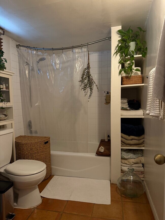 Bathroom - 922 Milwood Ave