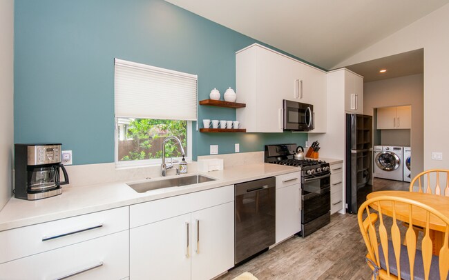 Foto del edificio - Beautiful Fully Furnished 1 Bd Rental!