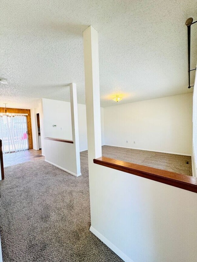 Foto del edificio - 3 Bedroom 2 Bath Tri-Level Home with 2 car...