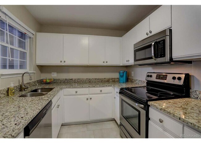 Foto del edificio - 5745 W Atlantic Pl