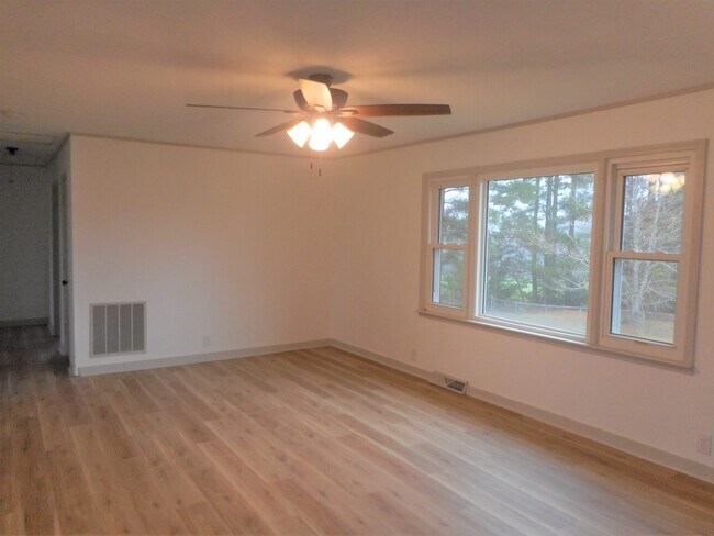 Foto del edificio - Fully Renovated 3 Bedroom 2 Bath Home on O...