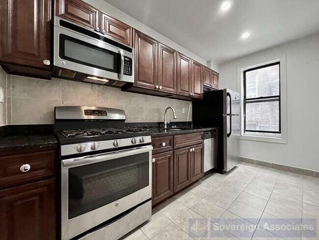 Building Photo - 585 W 204th St