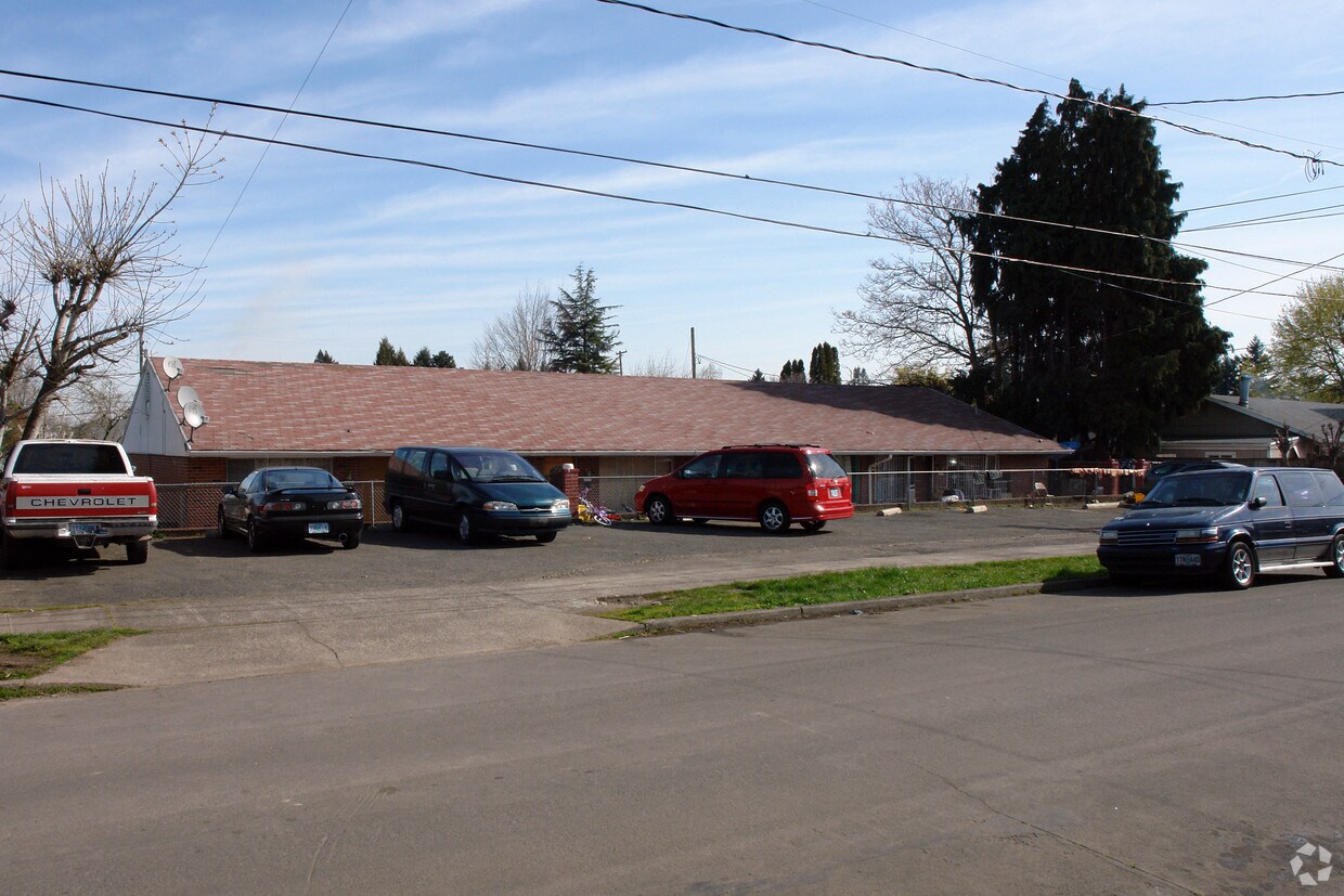 Building Photo - 6827 N Rochester St