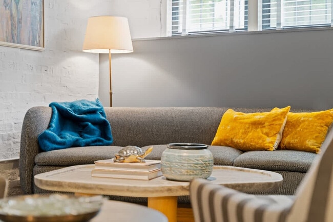 Building Photo - 1520 W Berteau Ave