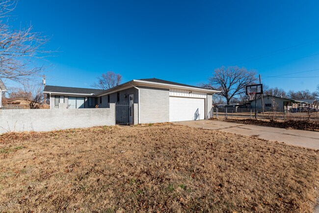 Building Photo - 2711 S Glenn Ave