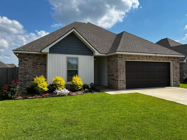 Building Photo - 3 Bedroom, 2 Bathroom, Walk in closets Gra...
