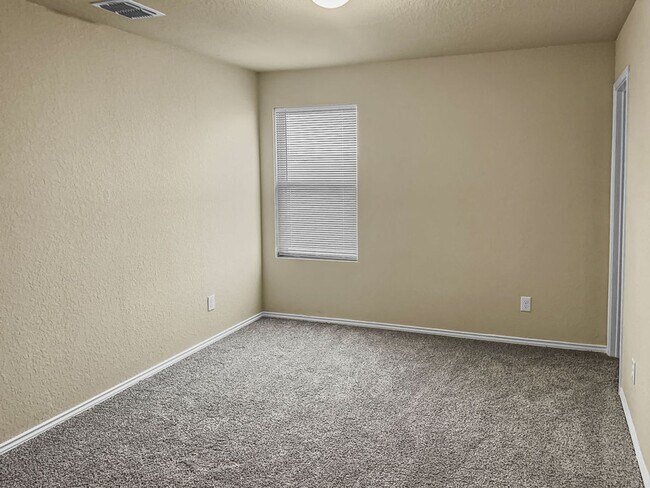 Building Photo - Stunning Two-story home