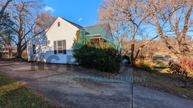 Building Photo - 2213 Cypress St