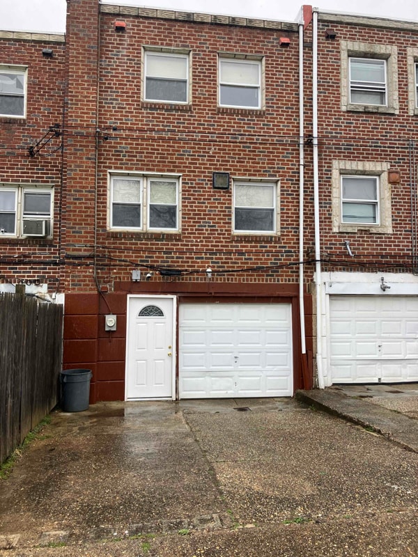 Building Photo - 4550 Tolbut St