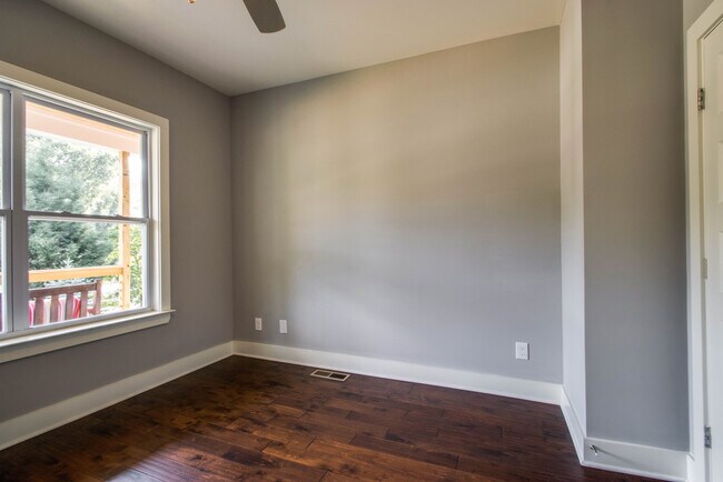 Building Photo - 1611 Lillian St